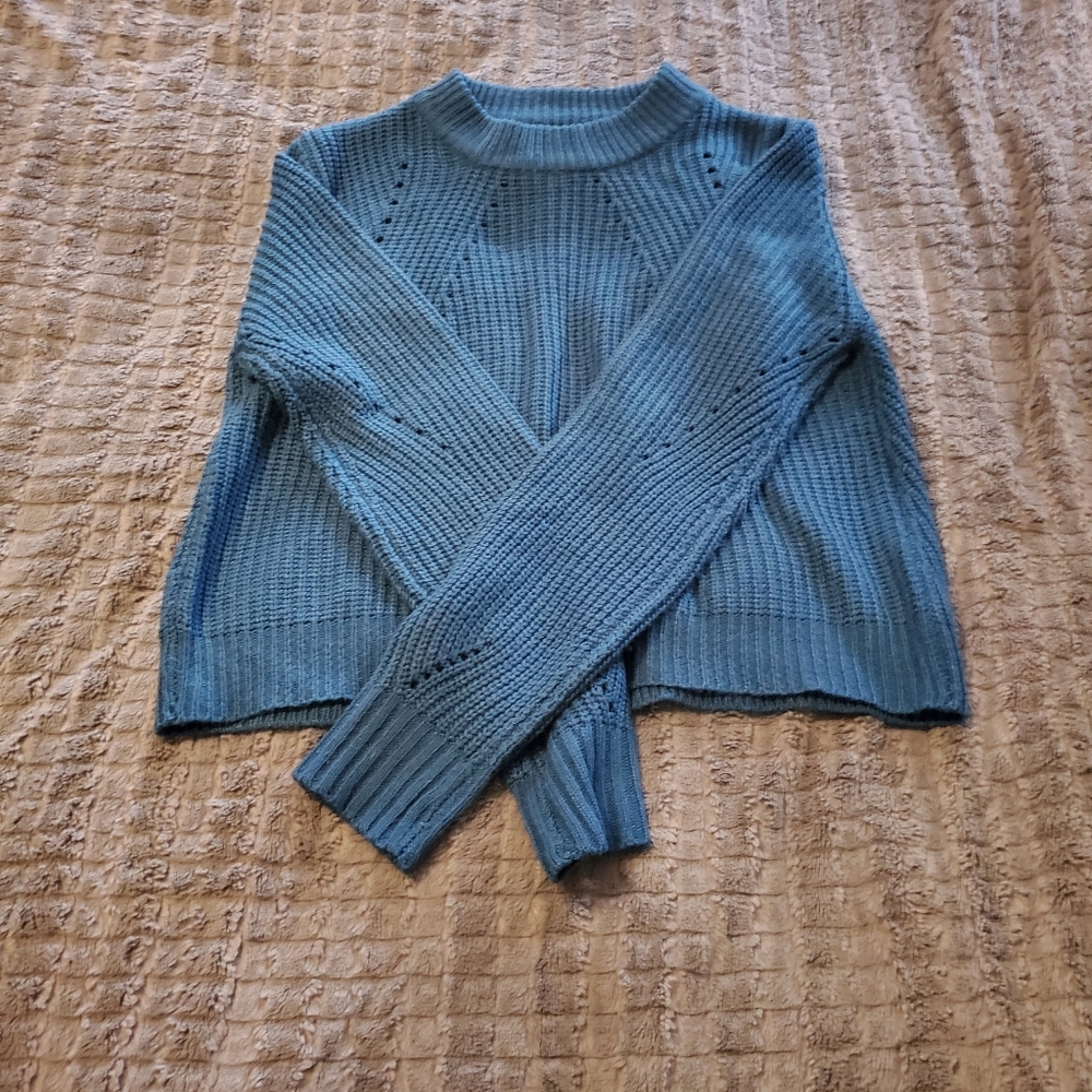 Comfy knit sweater with open lower back slit